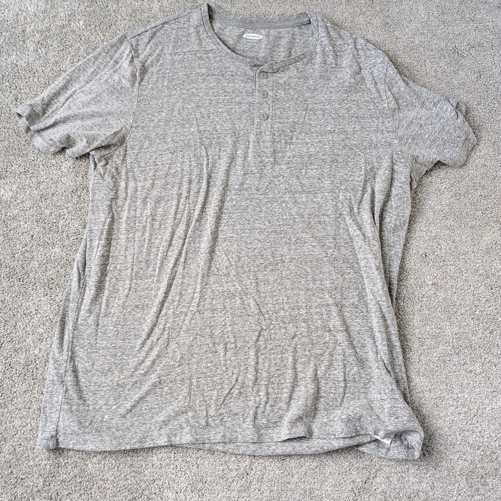 Old Navy Heathered Short-Sleeve Henley in Light Gray